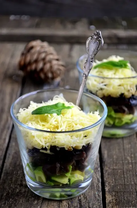 Салат  с авокадо, черносливом и сыром: шаг 6