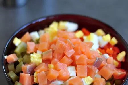 Салат "оливье" с лососем и красной икрой: шаг 3