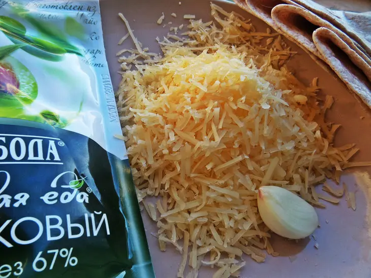 Сырный салат в кулёчках: шаг 1