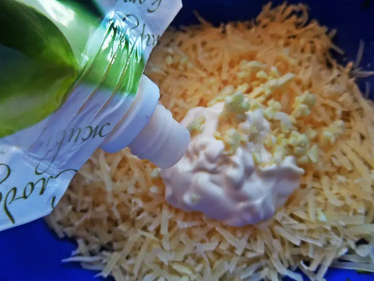 Сырный салат в кулёчках: шаг 2