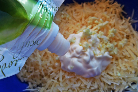 Сырный салат в кулёчках: шаг 2