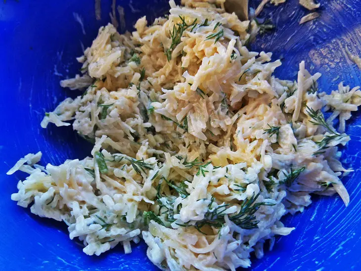 Сырный салат в кулёчках: шаг 3