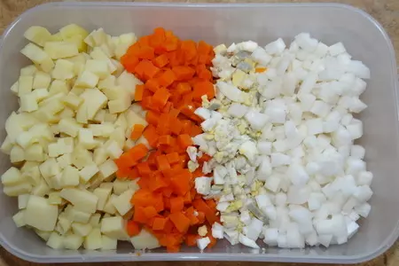 Салат "оливье" с креветками и дайконом: шаг 1