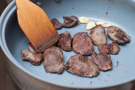 Теплый салат с куриной печенью, сладким перцем и помидорами: шаг 3
