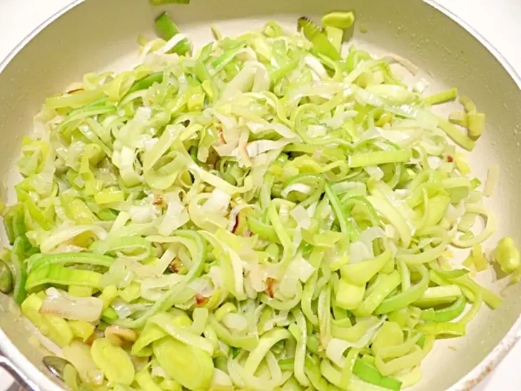 Пирог с рисом, луком -пореем и сыром: шаг 3