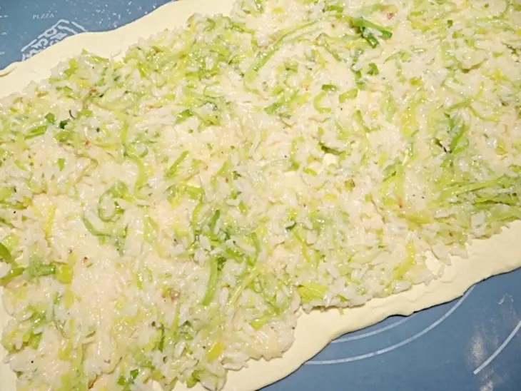 Пирог с рисом, луком -пореем и сыром: шаг 6