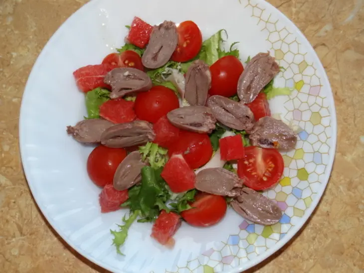 Сочный салат с куриными сердечками, грейпфрутом и кедровыми орешками: шаг 2