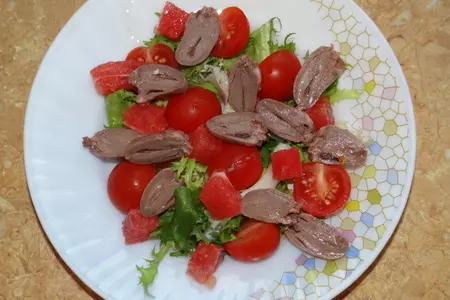 Сочный салат с куриными сердечками, грейпфрутом и кедровыми орешками: шаг 2