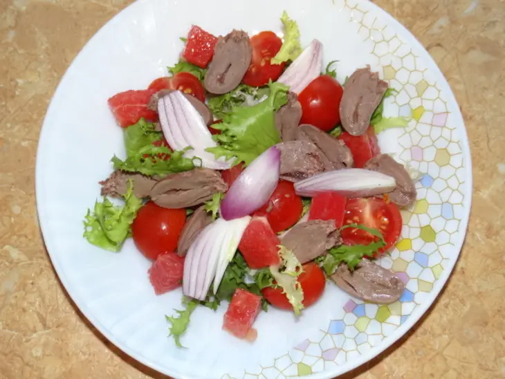 Сочный салат с куриными сердечками, грейпфрутом и кедровыми орешками: шаг 3