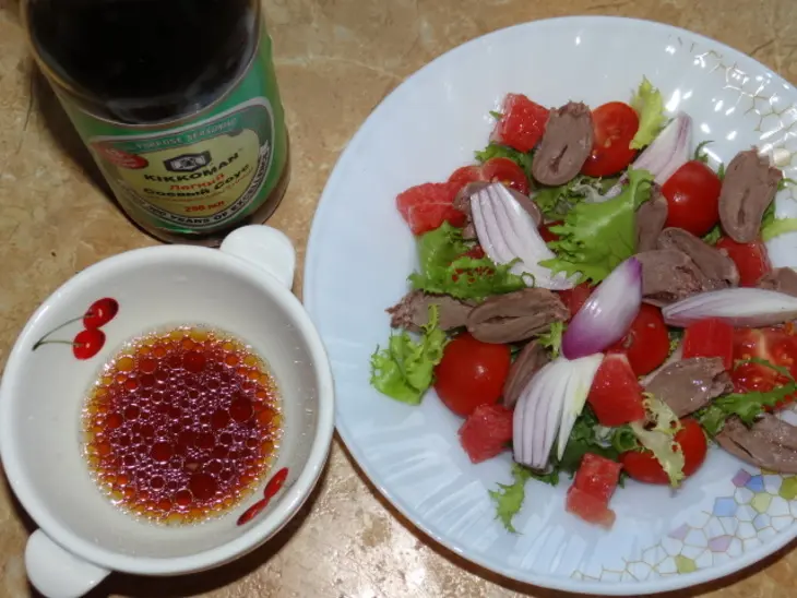 Сочный салат с куриными сердечками, грейпфрутом и кедровыми орешками: шаг 4