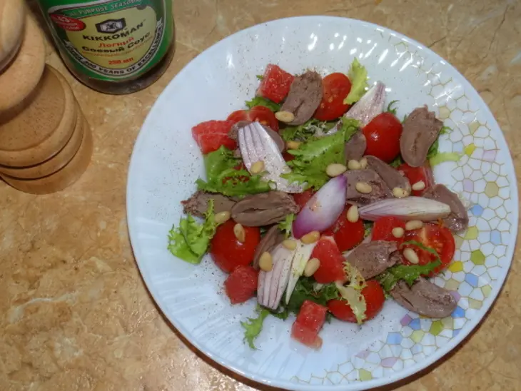 Сочный салат с куриными сердечками, грейпфрутом и кедровыми орешками: шаг 5