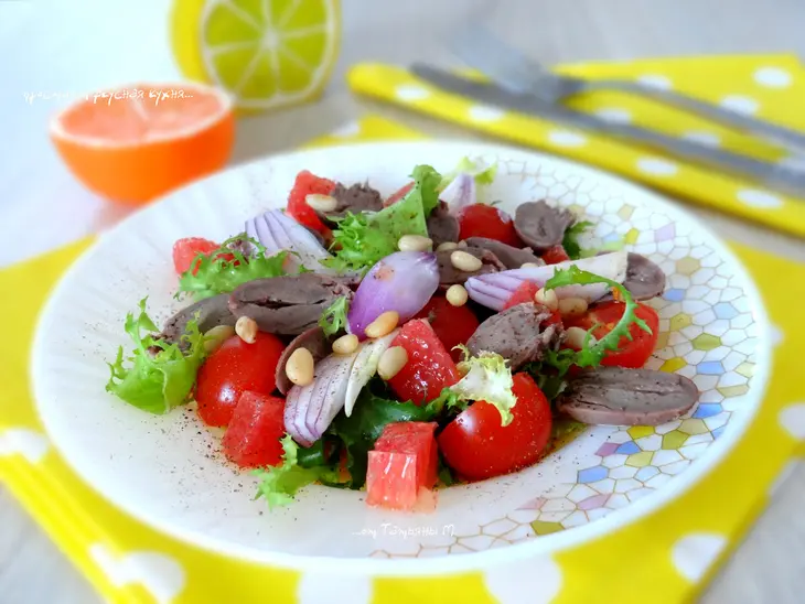 Сочный салат с куриными сердечками, грейпфрутом и кедровыми орешками: шаг 6