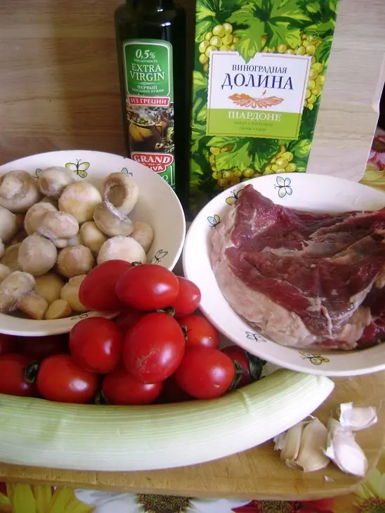 Баранина, томленая в белом вине с грибами и помидорами.: шаг 1