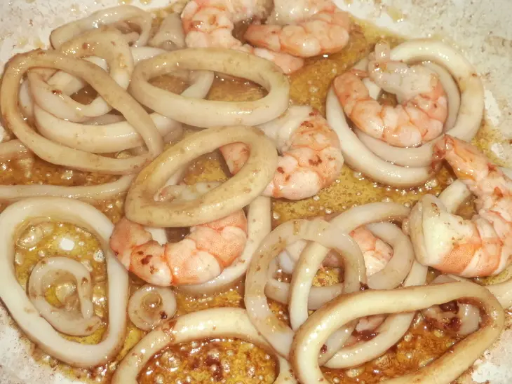 Салат с креветками и кальмарами "паутинка": шаг 2