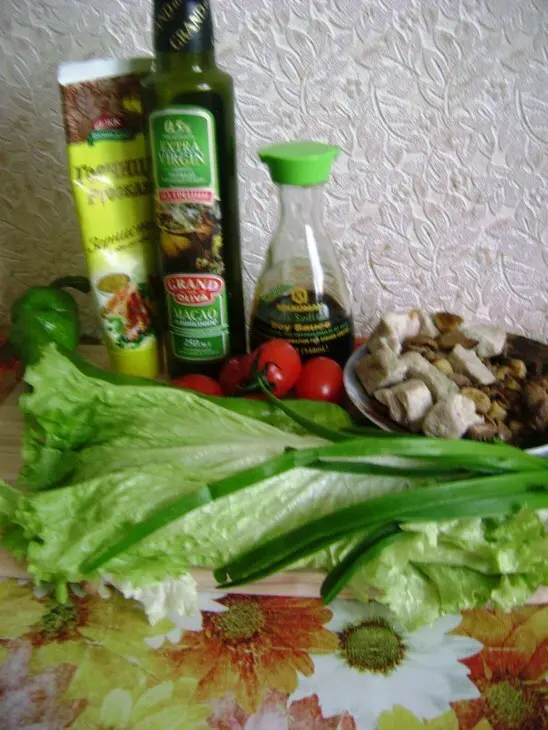 Салат с грибами, помидорами и запеченной свининой: шаг 1