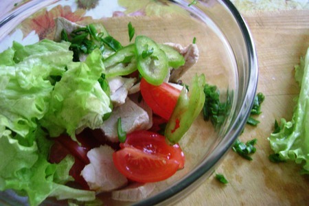 Салат с грибами, помидорами и запеченной свининой: шаг 2