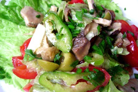 Салат с грибами, помидорами и запеченной свининой: шаг 5
