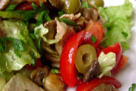 Салат с грибами, помидорами и запеченной свининой: шаг 6