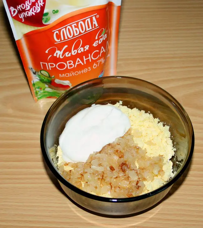 Фаршированные яйца "новогодние елочки": шаг 3