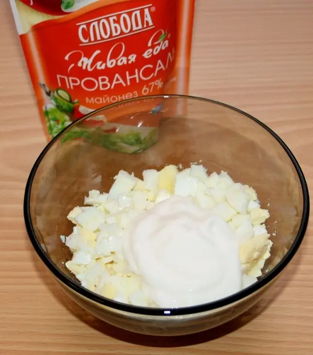 Бутерброды с яичным паштетом и креветками "снеговики": шаг 3