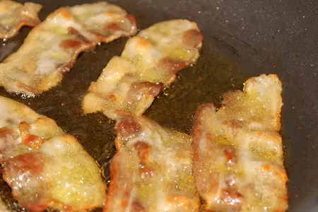 Теплый салат с беконом и грибами: шаг 2