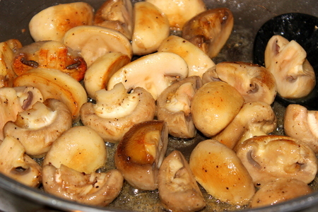 Теплый салат с беконом и грибами.: шаг 3