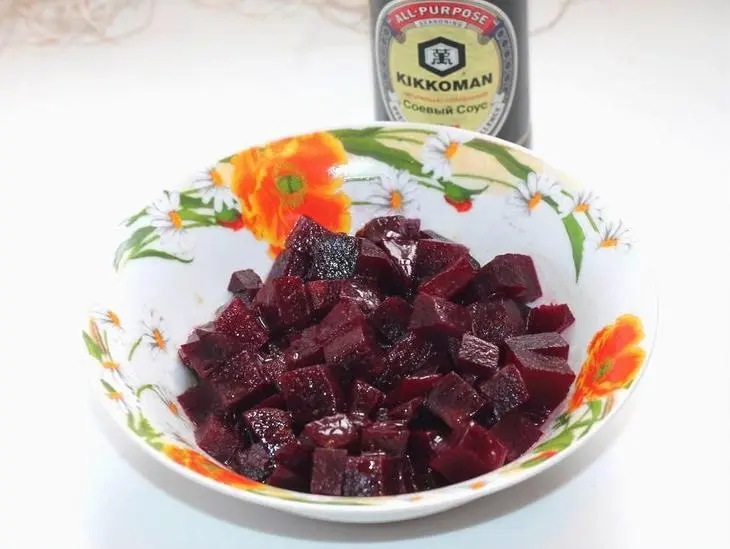 Балканский салат из свеклы с соусом: шаг 3