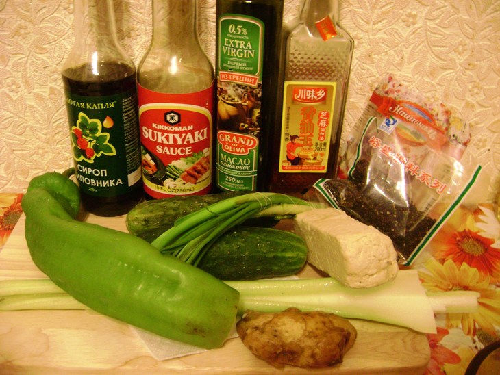 Легкий салатик из огурцов с овощами и жареным тофу.: шаг 1