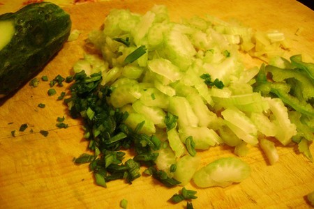Легкий салатик из огурцов с овощами и жареным тофу.: шаг 2