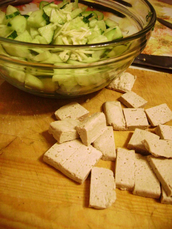 Легкий салатик из огурцов с овощами и жареным тофу.: шаг 3