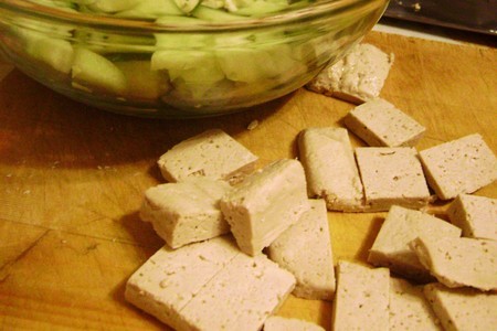 Легкий салатик из огурцов с овощами и жареным тофу.: шаг 3