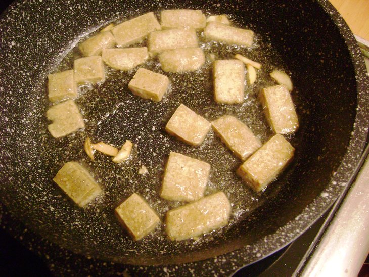Легкий салатик из огурцов с овощами и жареным тофу.: шаг 4