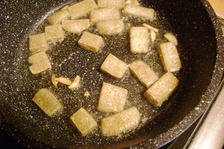 Легкий салатик из огурцов с овощами и жареным тофу.: шаг 4