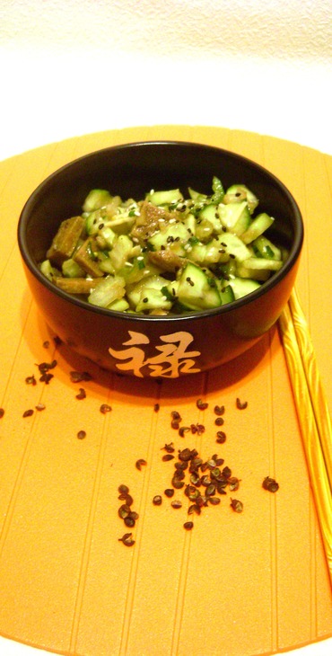 Легкий салатик из огурцов с овощами и жареным тофу.: шаг 5