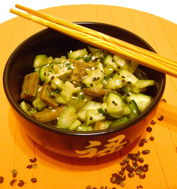 Легкий салатик из огурцов с овощами и жареным тофу.: шаг 6
