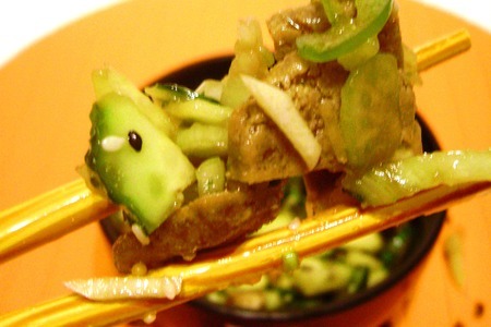 Легкий салатик из огурцов с овощами и жареным тофу.: шаг 7