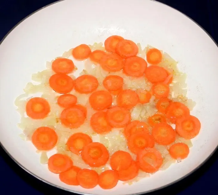 Суп с мясным фаршем и обжаренным пшеном: шаг 4