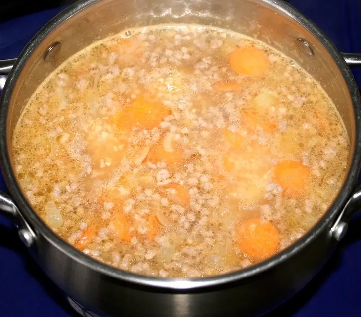 Суп с мясным фаршем и обжаренным пшеном: шаг 8