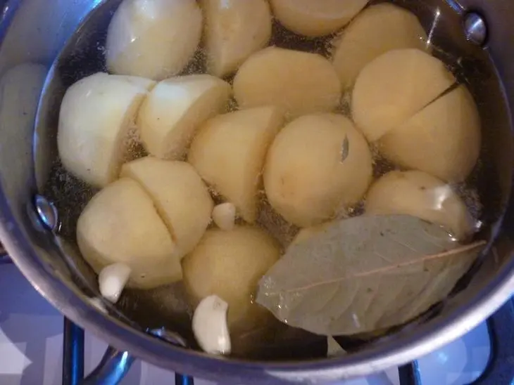 Картофельно-броккольное пюре с васаби для нежной курочки с чесноком: шаг 1