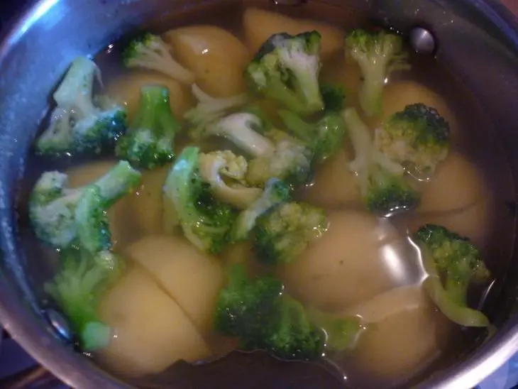 Картофельно-броккольное пюре с васаби для нежной курочки с чесноком: шаг 4