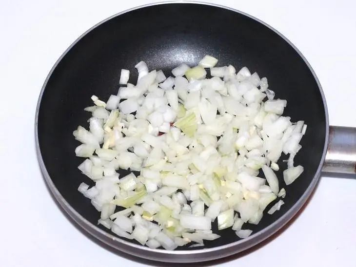 Жареная пекинская капуста с помидорами и с куриной грудкой: шаг 1