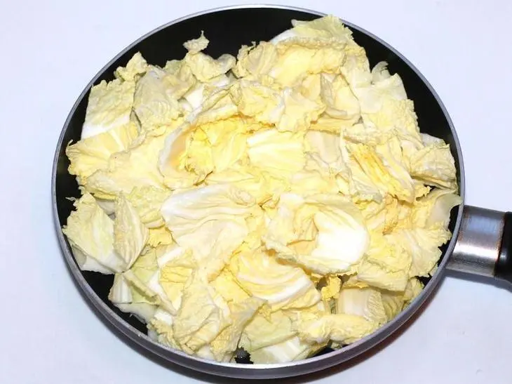Жареная пекинская капуста с помидорами и с куриной грудкой: шаг 2