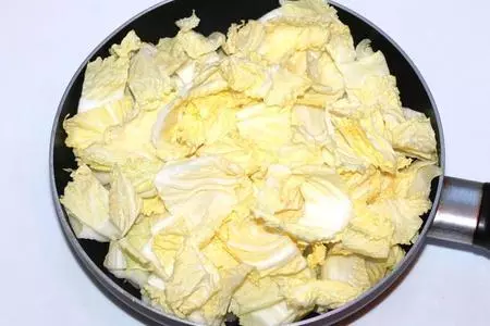 Жареная пекинская капуста с помидорами и с куриной грудкой: шаг 2