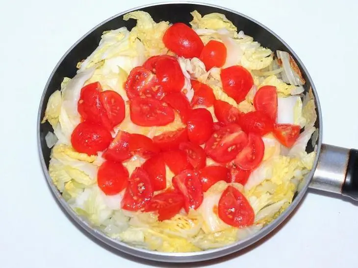 Жареная пекинская капуста с помидорами и с куриной грудкой: шаг 3