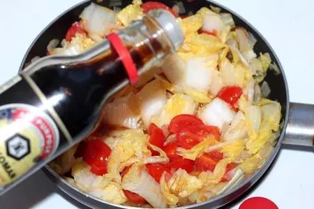 Жареная пекинская капуста с помидорами и с куриной грудкой: шаг 4