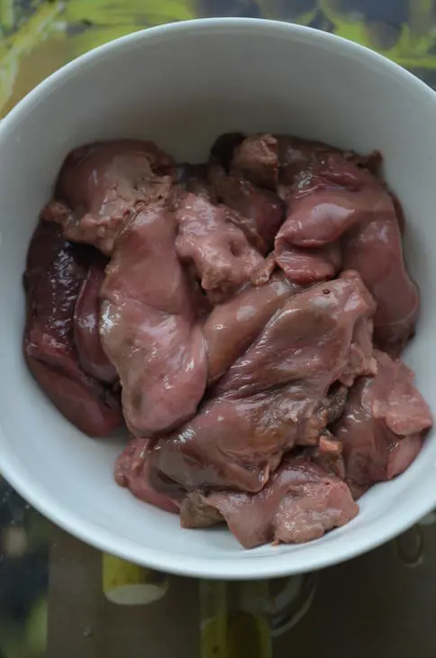 Картофель, тушеный с печенью и куриной грудкой: шаг 1