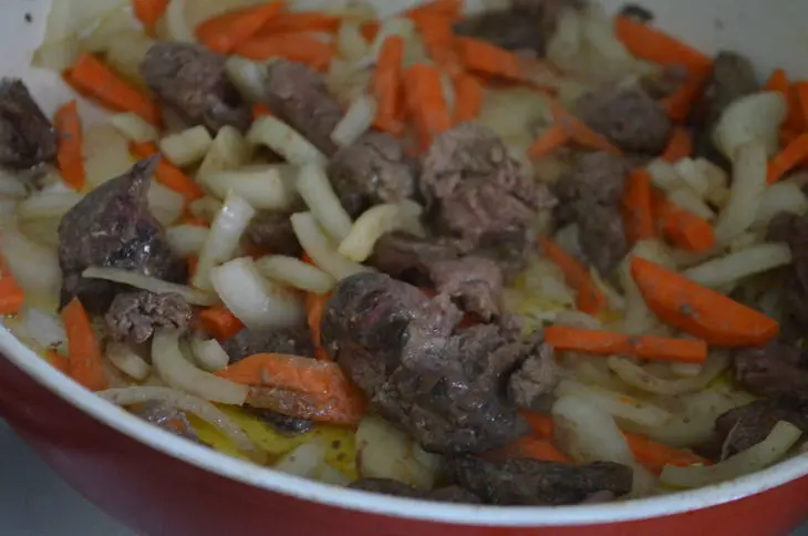 Картофель, тушеный с печенью и куриной грудкой: шаг 3
