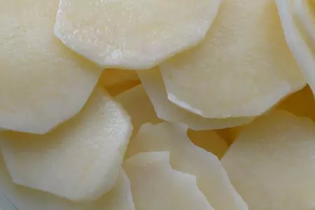 Картофель, тушеный с печенью и куриной грудкой: шаг 4