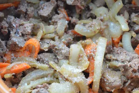 Картофель, тушеный с печенью и куриной грудкой: шаг 5