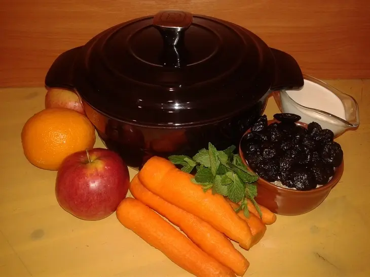 Десерт из моркови, яблок и чернослива со сливками: шаг 1